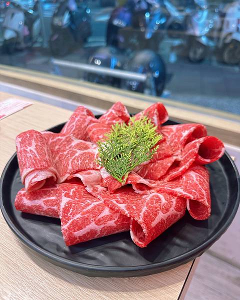 新北・蘆洲｜享初火鍋～熟食超強、湯頭驚艷、附餐無限續