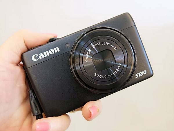 圖3 Canon S120重量只有217克，體型輕巧，手拿無負擔。