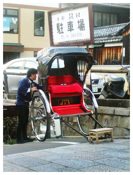 人力包車很熱情推銷，但生意仍然冷清..