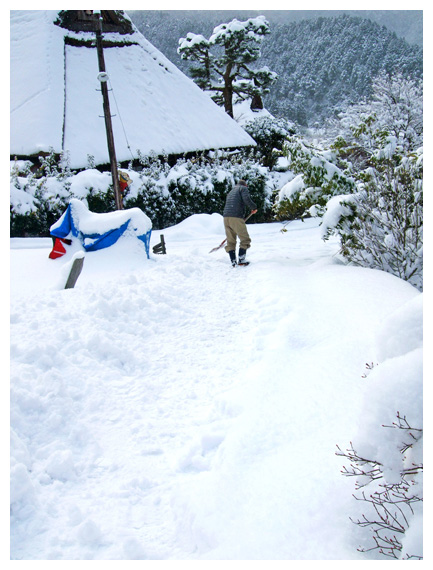 一早出門，路面被雪掩埋，中野先生幫我們開路送我們離開