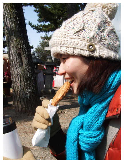 梅花祭園遊會，快樂吃著鯛魚燒^^(完全不知被貴了50元XD)