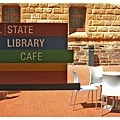 州立圖書館外咖啡座.JPG