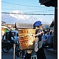 背著竹簍上市集的納西婦人.JPG