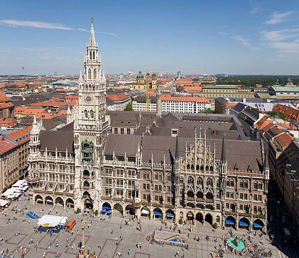 Rathaus_and_Marienplatz_from_Peterskirche_-_August_2006.jpg