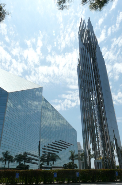 水晶教堂 Crystal Cathedral：不過不是真的用水晶做的啦！其實是玻璃做的，所以也叫做玻璃教堂。