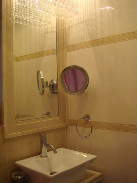 最喜歡浴室裡的化妝鏡了！