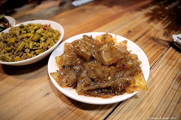 台北-采岳軒重慶抄手麵食-大安站-東門站-蔥白耳絲-川北涼皮-辣椒小皮-炸響鈴-川味擔擔麵-魚香紹子麵-白油紅油抄手 (4)