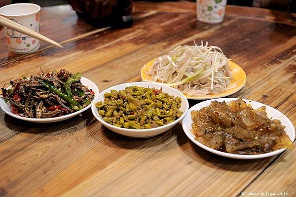 台北-采岳軒重慶抄手麵食-大安站-東門站-蔥白耳絲-川北涼皮-辣椒小皮-炸響鈴-川味擔擔麵-魚香紹子麵-白油紅油抄手 (11)