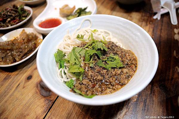 台北-采岳軒重慶抄手麵食-大安站-東門站-蔥白耳絲-川北涼皮-辣椒小皮-炸響鈴-川味擔擔麵-魚香紹子麵-白油紅油抄手 (17)