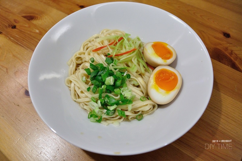 黑白作 08 涼拌花椰菜梗蔥油拌麵 糖心蛋