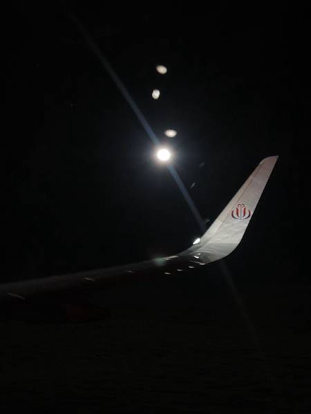 月亮停在機翼上1.JPG