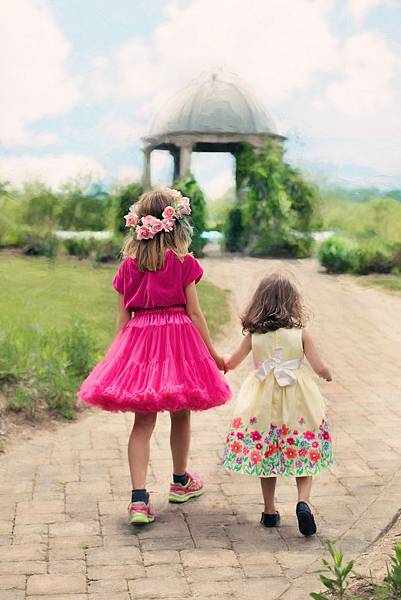 little-girls-walking-773024_1920.jpg