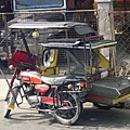 菲律賓特殊的交通工具--這個是用機車的.jpg