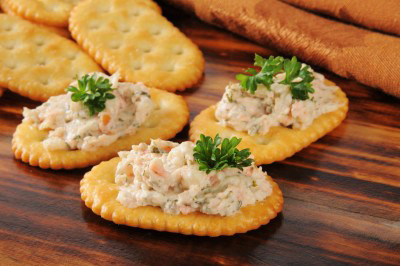 smoked-salmon-spread-on-crackers