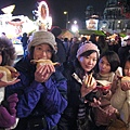 耶誕市集吃德國傳統麵包夾香腸