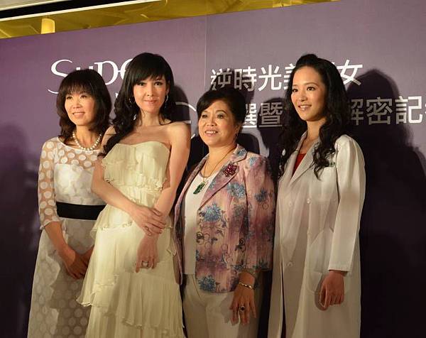 蔡依倫醫師與周慧敏合影