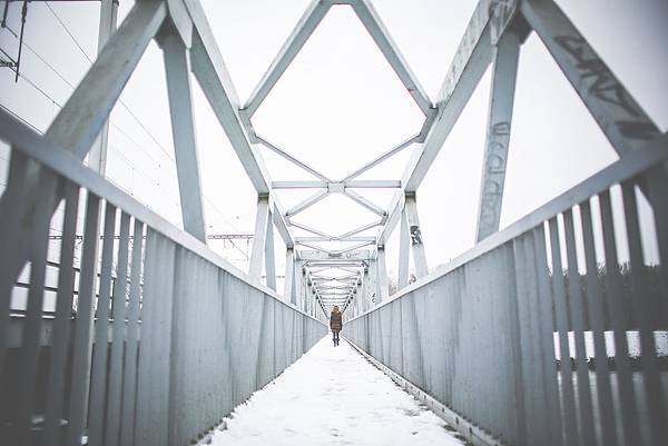 girl-walking-on-steel-bridge-in-winter_1280.jpg