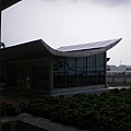 颱風才過去一天，陰暗的桃園第一航廈