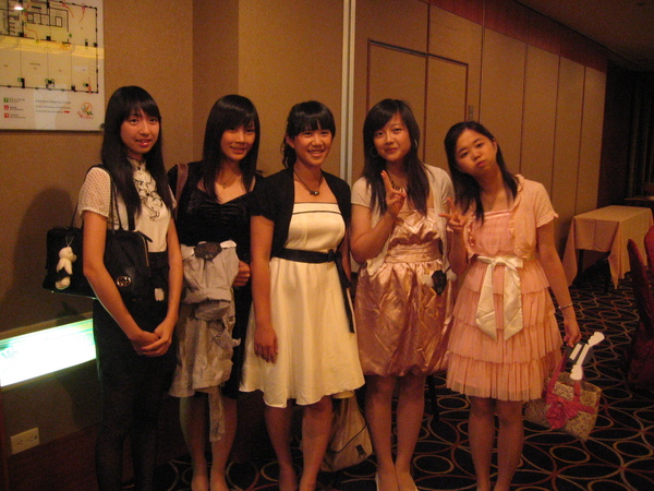 大家的衣服都很正式