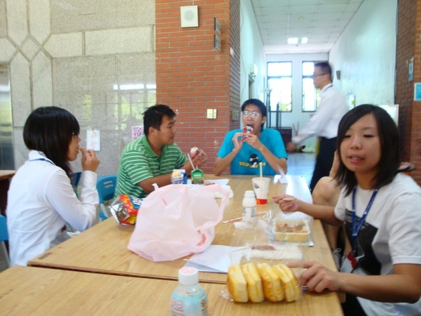 最後上台前的午餐  是一包多力多滋>"<