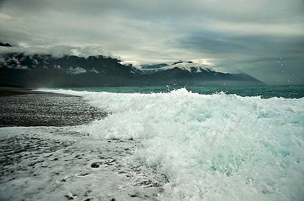 800px-Taiwan_2009_HuaLien_City_CiSingTan_Bay_First_Light_FRD_8235.jpg