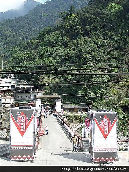 台車站前階梯遠眺攬勝橋