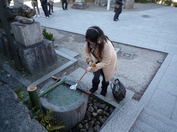 latta示範入神社前的工作