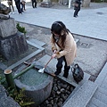 latta示範入神社前的工作