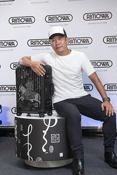 國際視覺大師蕭青陽興奮展示與RIMOWA的聯名作品：RIMOWA蕭青陽全球限量款.jpg