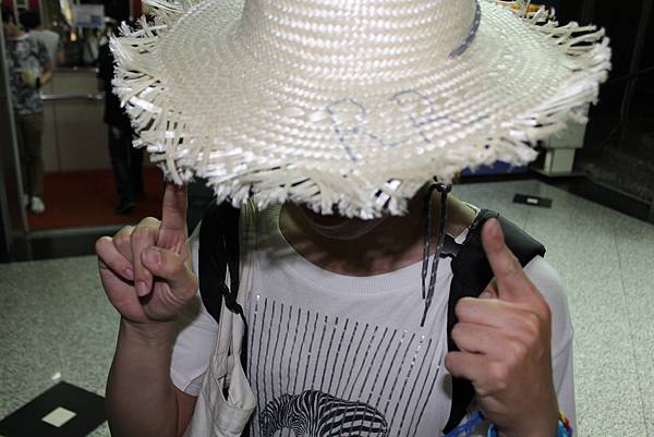 羅素紅簽了米摳頭的草帽啦 !!!