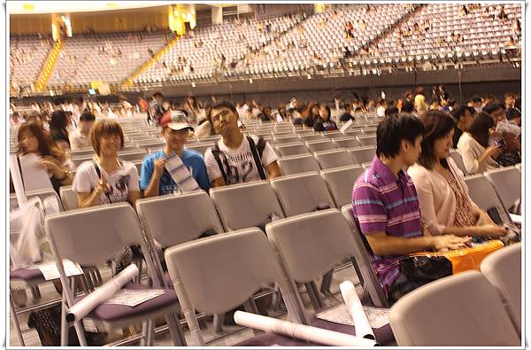 表演前_椅子上都有海報