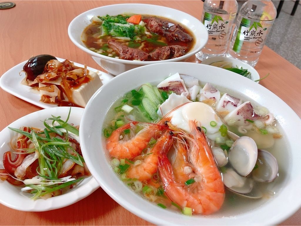 超澎湃的海鲜河粉/慢火熬煮的汤头/九九红烧牛肉面馆