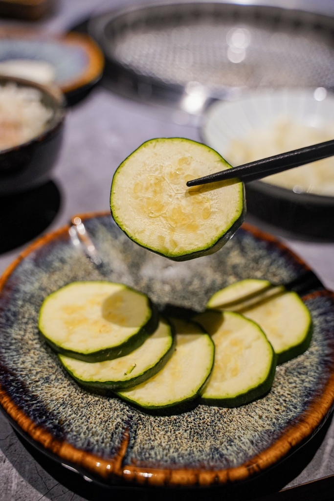 高雄美食｜新開幕黑色系質感燒肉/活體海鮮應有盡有私廚料理超好