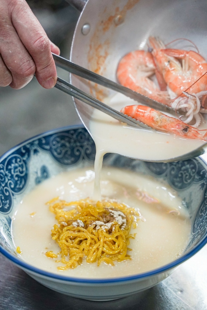 高雄美食｜超佛系拉麵百元有找/超澎湃海鮮拉麵＆炸物好吃必點/