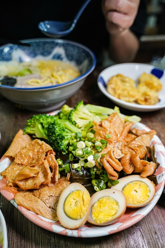 高雄美食｜超佛系拉麵百元有找/超澎湃海鮮拉麵＆炸物好吃必點/