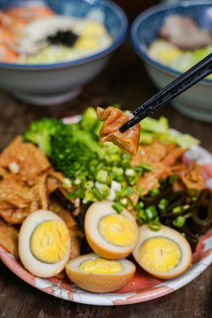 高雄美食｜超佛系拉麵百元有找/超澎湃海鮮拉麵＆炸物好吃必點/