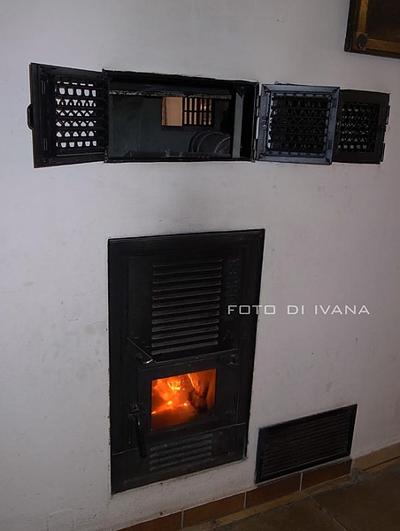 3/5 狩獵宮內的暖爐是燒柴的