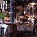 3/8 中間可吸菸的咖啡座~~~人不少呢