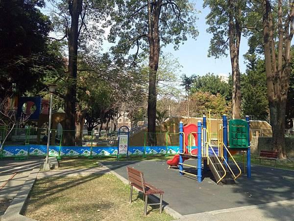 [閒聊] 晚餐飯後帶小孩逛英才公園適合嗎?