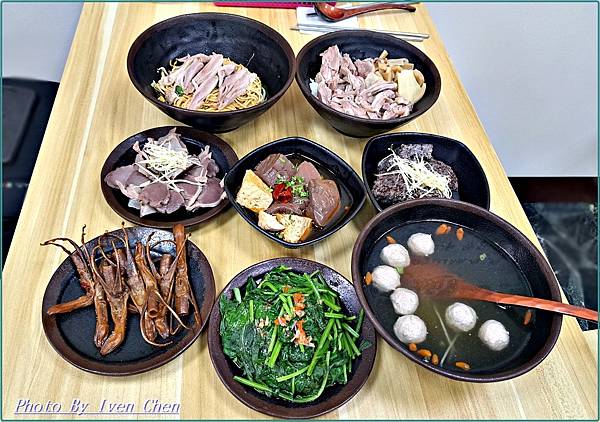 《中壢火車站美食》  『鼎新鵝肉飯·玉里麵-中原店』 Ive