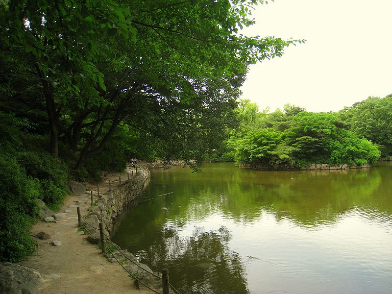 800px-Pond,_Changgyeonggung_-_Seoul,_Korea
