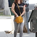 Emily Blunt 艾蜜莉·邦特 -yellow Flamenco bag.jpg