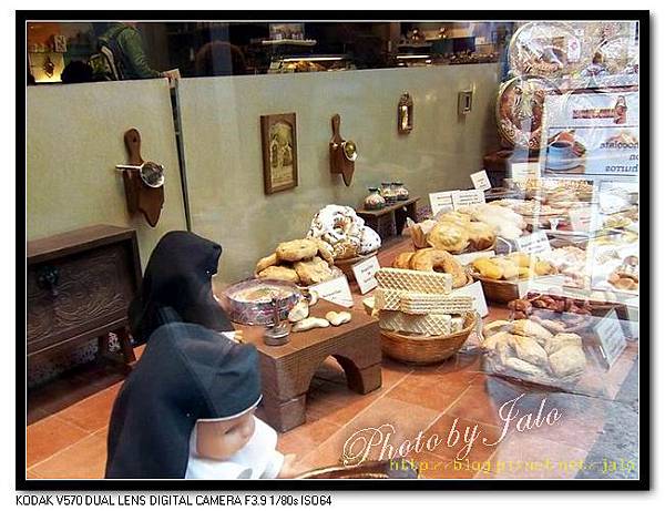 nEO_IMG_Toledo托雷多古城區修女咖啡館的甜點櫥窗-3.jpg