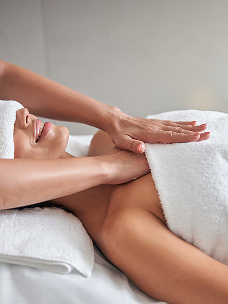 嘗試做美胸跟暖宮，「筠靜」的專業手法讓我極大的放鬆與舒緩，推