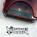 1040510-S842DAYDAY臘腸章.jpg