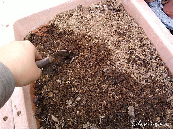 14每隔半個月左右，用鏟子將發酵中的土翻動一下.jpg