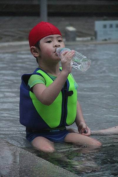 一邊泡湯一邊喝開水...很養生