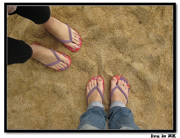 我們只好換鞋子跑去玩沙子了