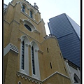 聖約翰教堂與一旁的現代化建築物形成對比
