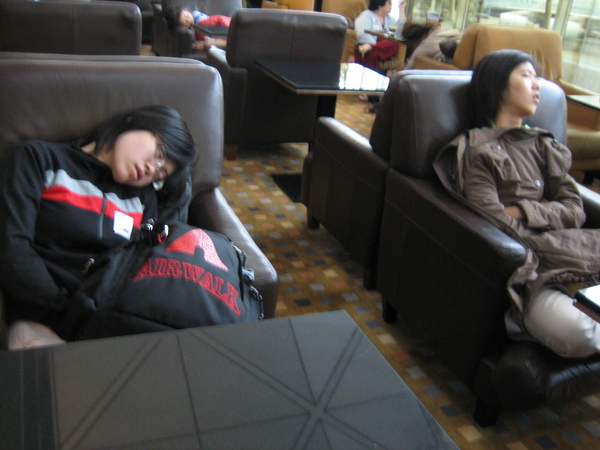 飛機延誤  只好睡在香港機場裡~"~